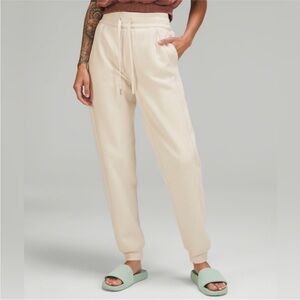 Lululemon Scuba high-rise pants jogger size 6 White Opal Sold out!